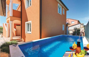 Гостиница Six-Bedroom Holiday Home in Liznjan  Лижнян